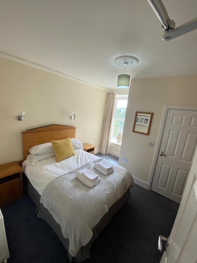 Rose And Crown Hotel & Hope And Anchor Bar Goodwick ภายนอก รูปภาพ