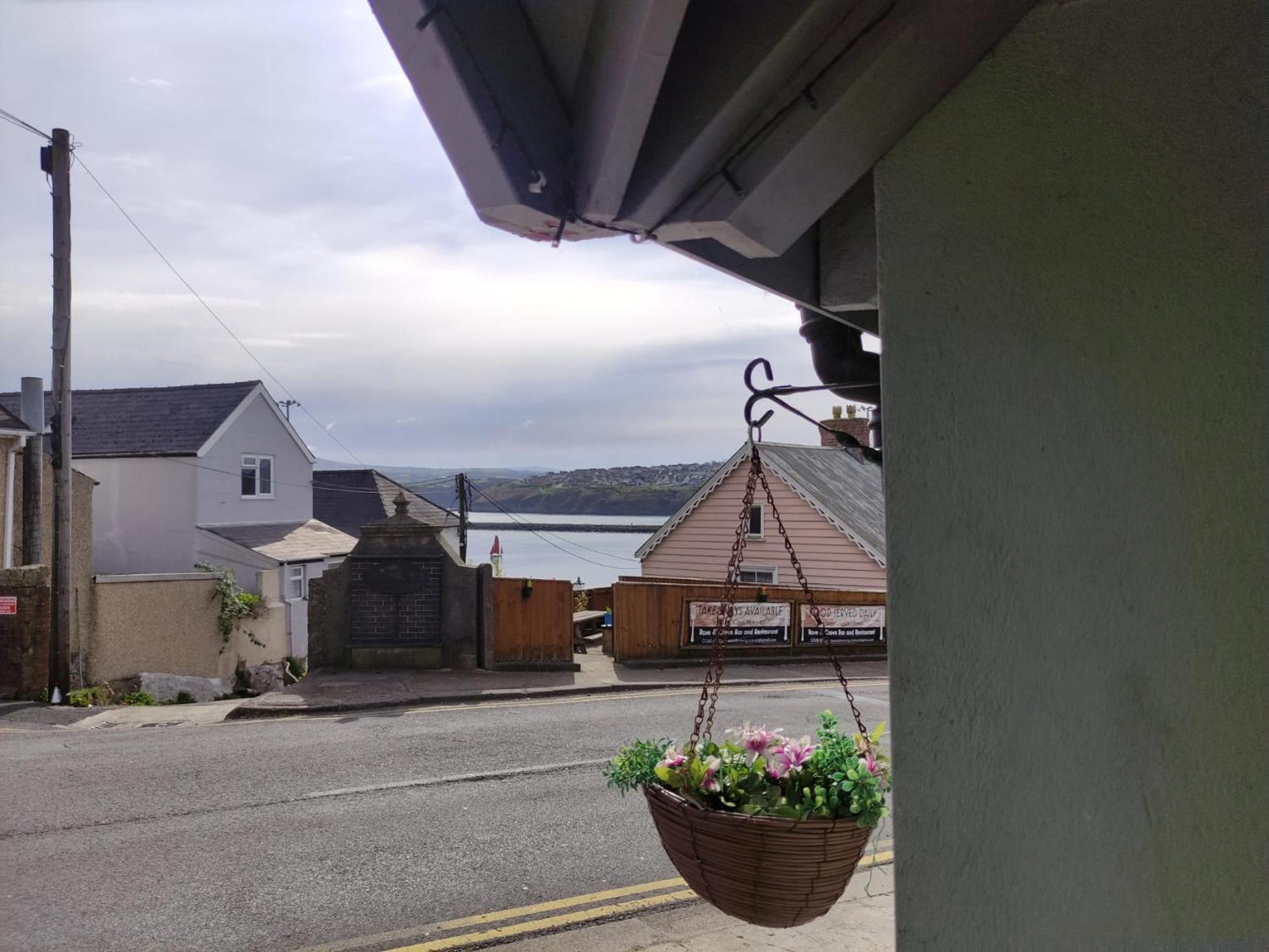 Rose And Crown Hotel & Hope And Anchor Bar Goodwick ภายนอก รูปภาพ
