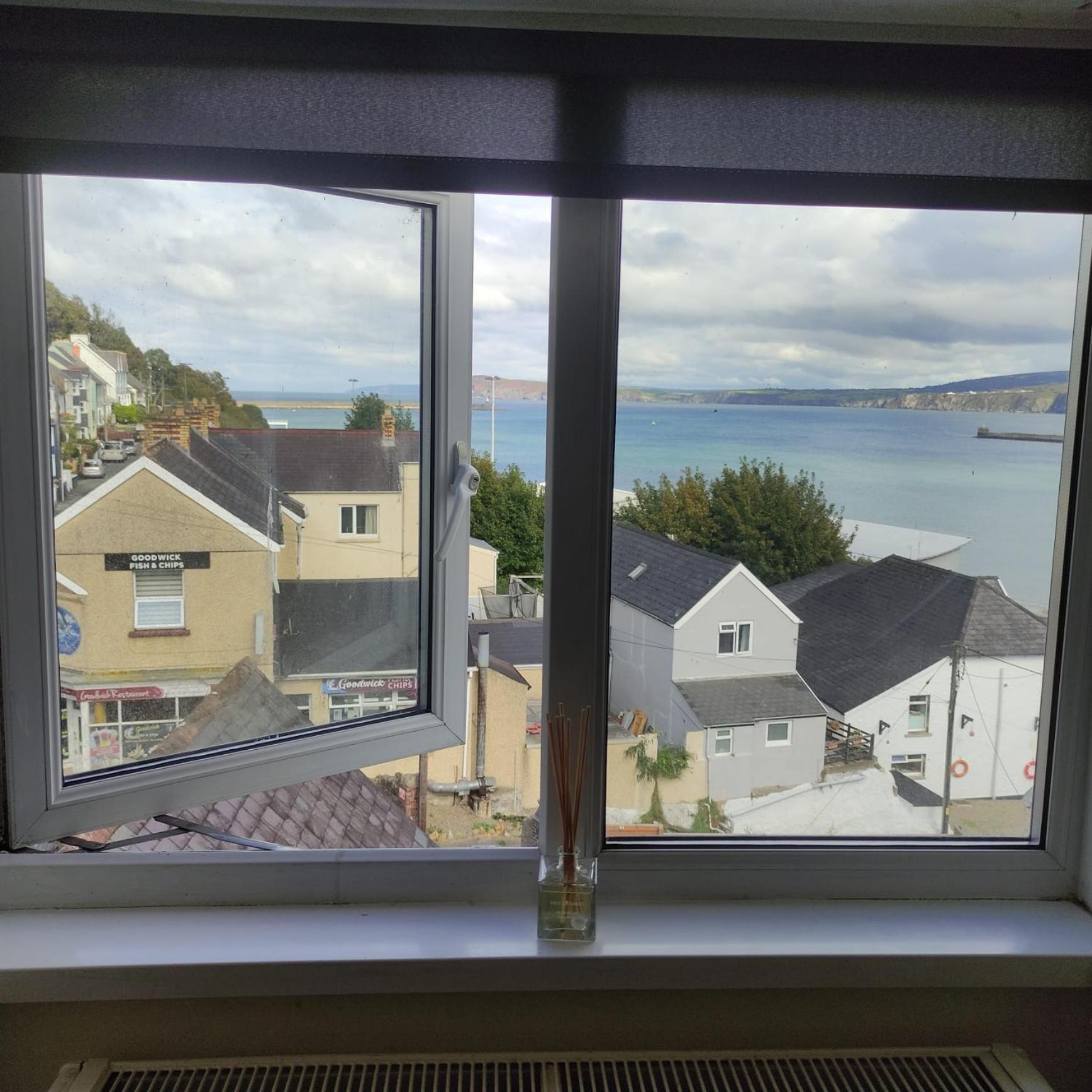 Rose And Crown Hotel & Hope And Anchor Bar Goodwick ภายนอก รูปภาพ